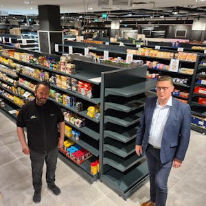 Marktleiter Levent Bilgin (l.) und Edeka-Bezirksleiter Stefan Bougie im neuen Supermarkt.