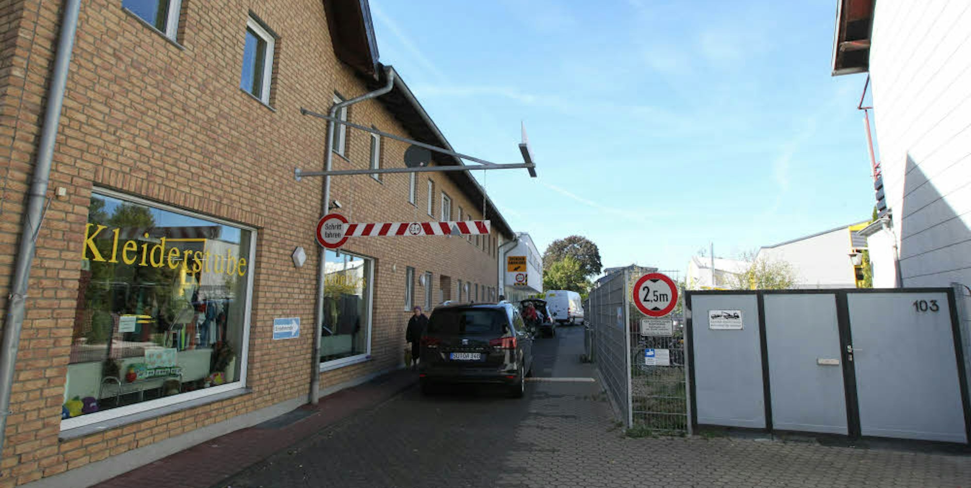 Der Eingang der Nachbarschaftshilfe an der Bonner Straße, auf der es im Berufsverkehr viele Staus gibt.