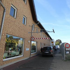 Der Eingang der Nachbarschaftshilfe an der Bonner Straße, auf der es im Berufsverkehr viele Staus gibt.