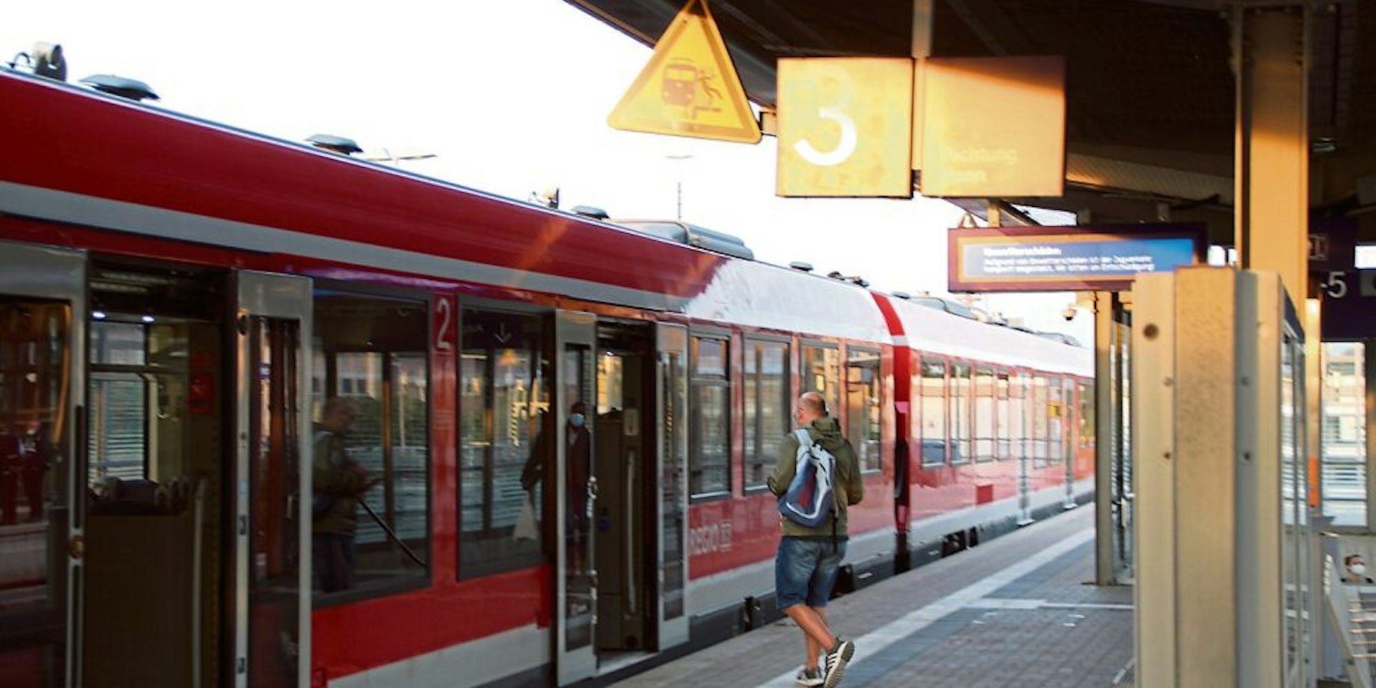 Die Bahnen fahren wieder von Euskirchen nach Köln, trotzdem nutzten am Dienstagmorgen nur wenige Fahrgäste das Angebot.