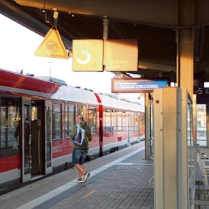 Die Bahnen fahren wieder von Euskirchen nach Köln, trotzdem nutzten am Dienstagmorgen nur wenige Fahrgäste das Angebot.
