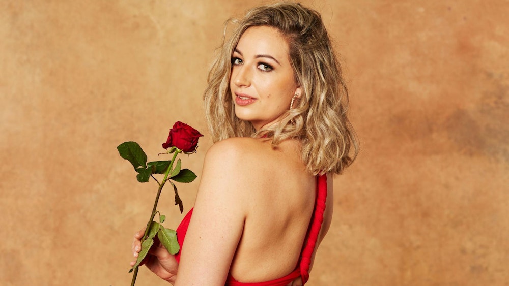 Ex-„Bachelor“-Kandidatin Hannah Kerschbaumer posiert mit einer Rose