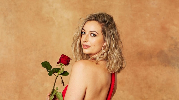 Ex-„Bachelor“-Kandidatin Hannah Kerschbaumer posiert mit einer Rose