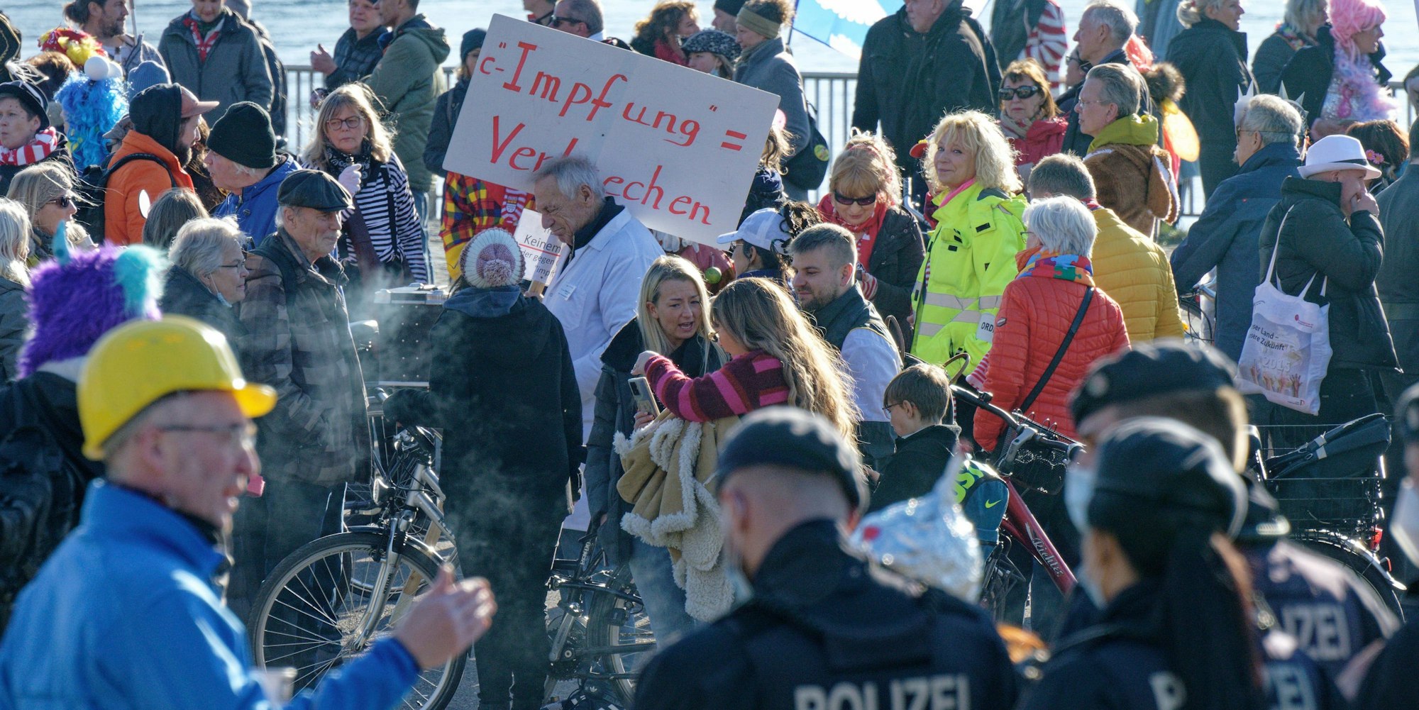 Einige hundert Impfgegner demonstrieren am Rhein gegen die Coronapolitik. (Archivbild)