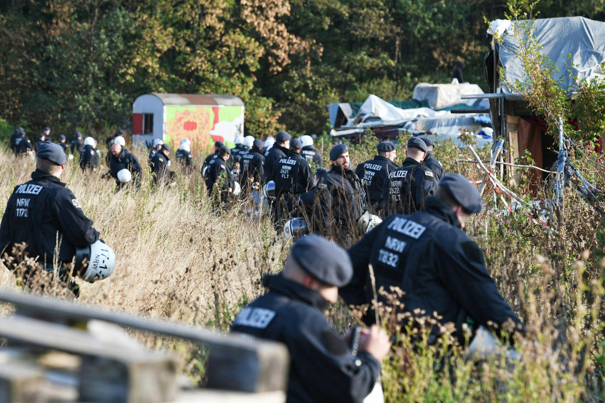 Polizisten durchsuchen Camp in Hambach