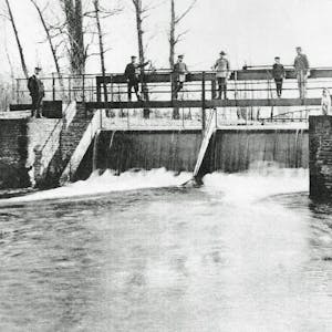 Die neue Flutschleuse an der Erft in Zieverich ist um 1909 entstanden.