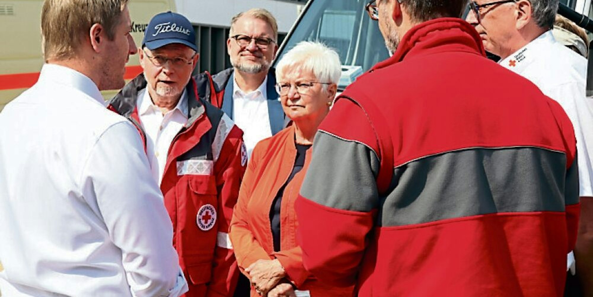 Rotkreuz-Präsidentin Gerda Hasselfeldt und Landeschef Hans Schwarz (2.v.l.) erkundigen sich über die Lage.