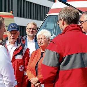 Rotkreuz-Präsidentin Gerda Hasselfeldt und Landeschef Hans Schwarz (2.v.l.) erkundigen sich über die Lage.