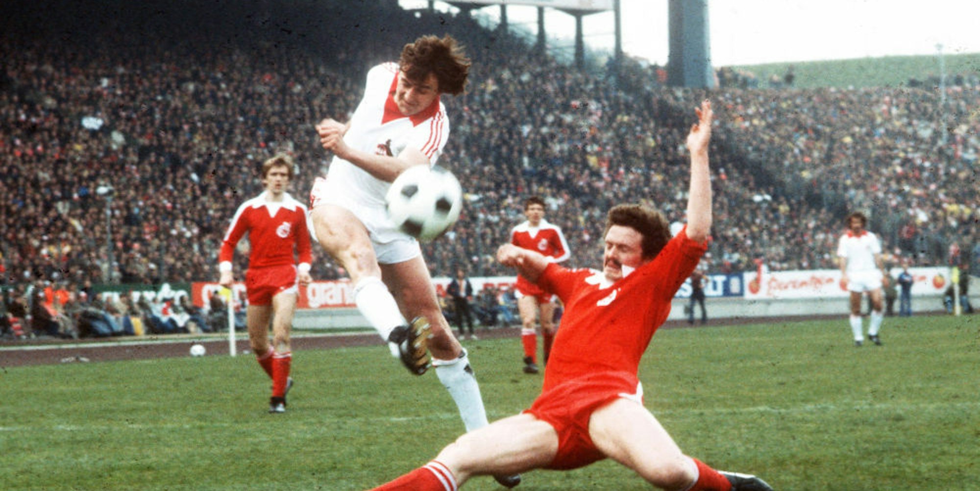 Dieter Müller, Stürmer des 1. FC Köln, (im weißen Trikot) im DFB-Pokalfinale 1978 gegen den Düsseldorfer Gerd Zimmermann.