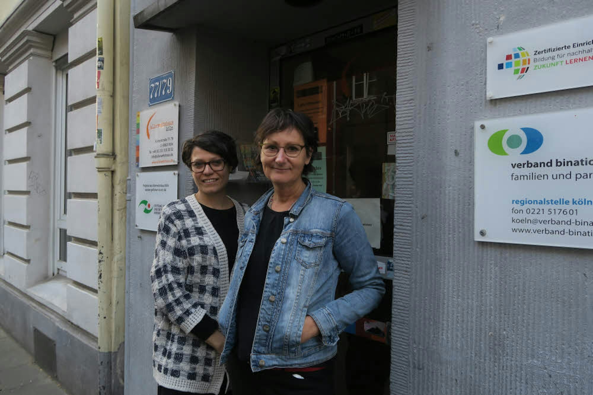 Der soziale Druck soll es richten: Sabrina Cali (l.) und Eva Schaaf hoffen auf ein Umdenken beim Hauseigentümer.