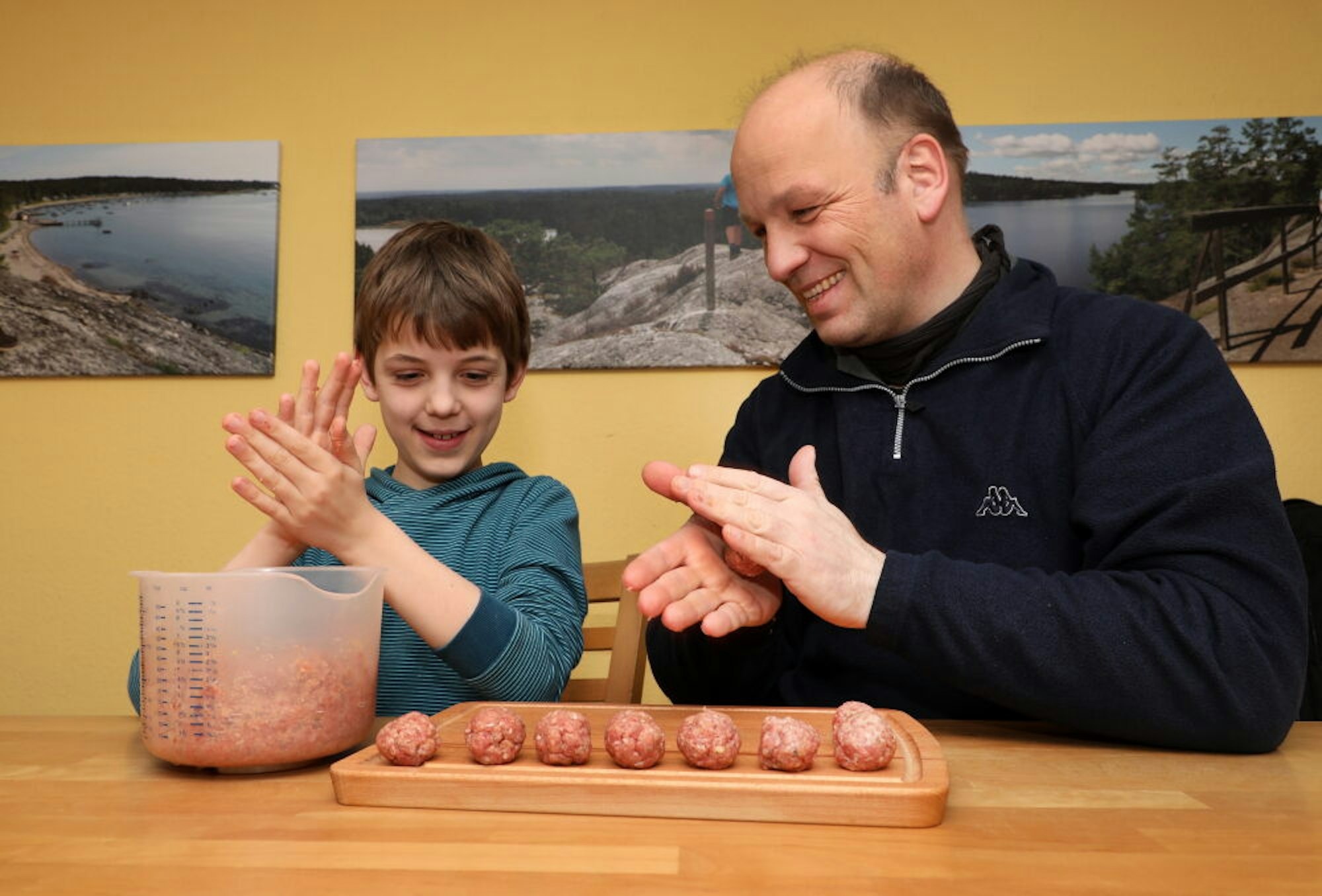 Einen Hauch von Freiheit und Abenteuer holen Guido Wagner und sein Sohn Moritz aus Schweden in die Küche, wenn sie das Nationalgericht Köttbullar zubereiten, Bällchen aus Fleisch oder Gemüse.