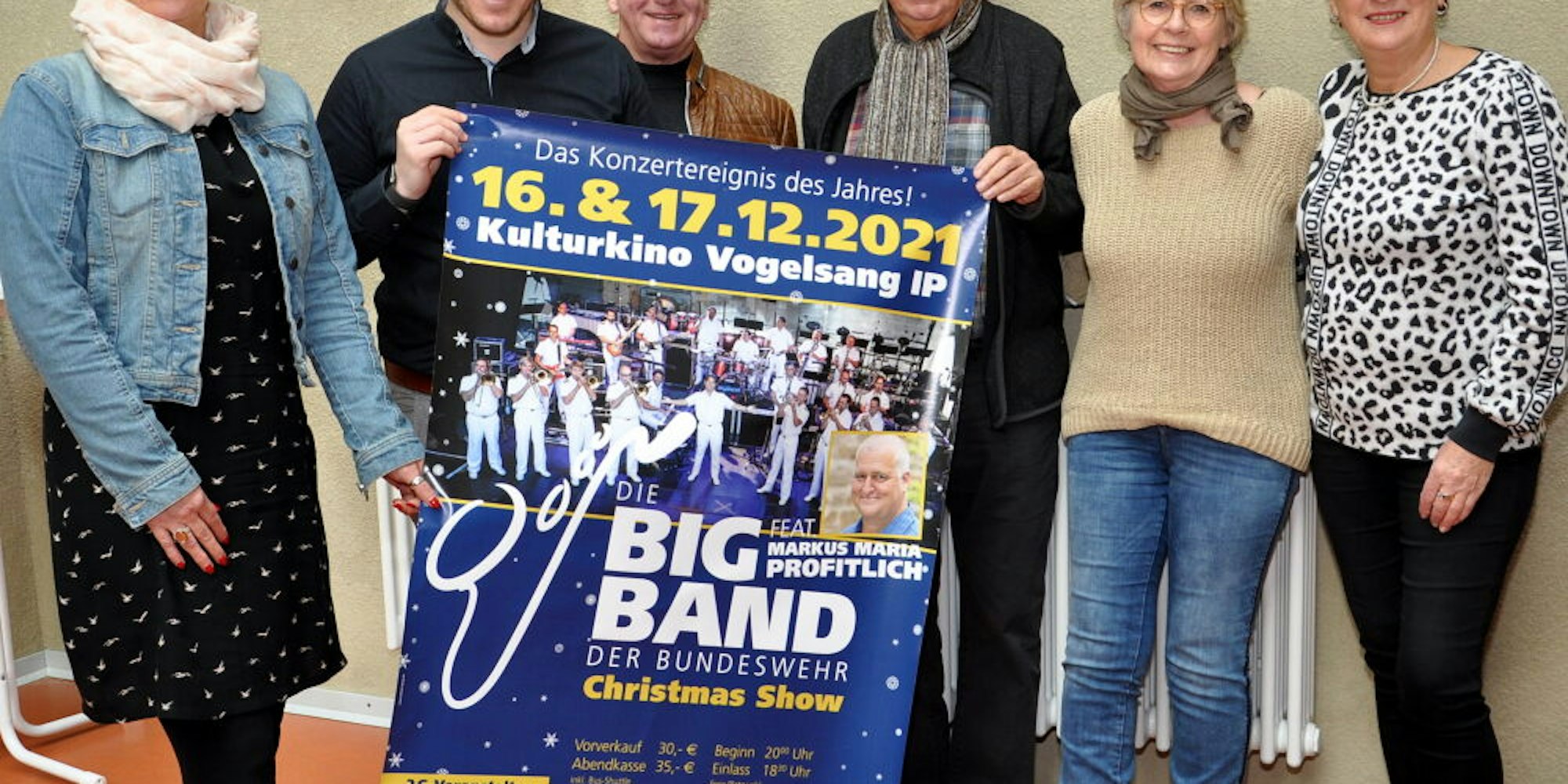 Stellten das Programm der Christmas-Show der Big Band der Bundeswehr in Vogelsang vor: Birgit Linden (Vogelsang ip/v.l.), Landrat Markus Ramers sowie Paul Schneider, Willi Greuel, Kathi Greuel und Damar Poth von der Hilfsgruppe Eifel.