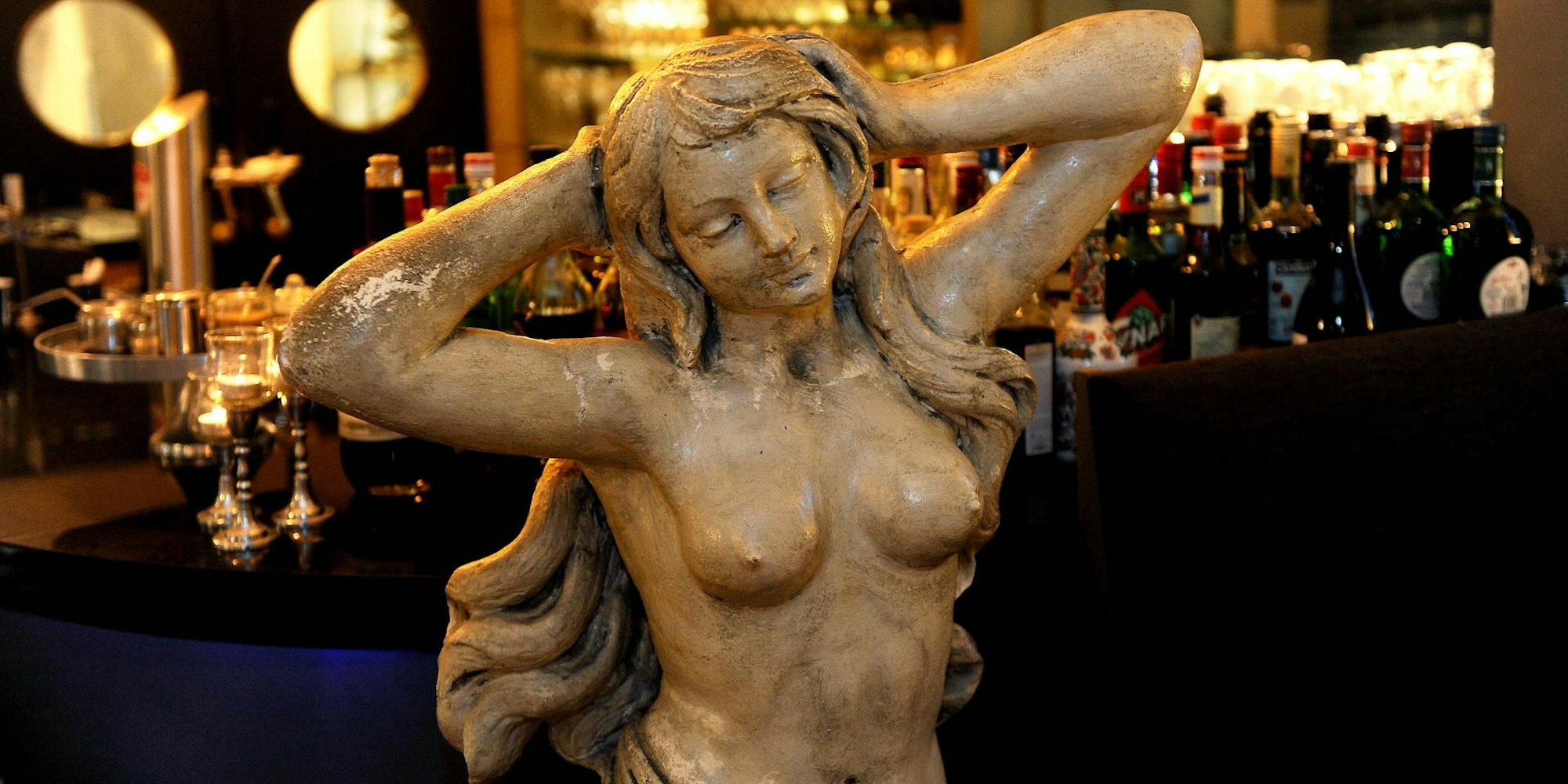 Gastro Henn Aphrodite Statue