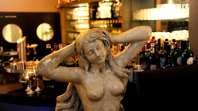 Gastro Henn Aphrodite Statue
