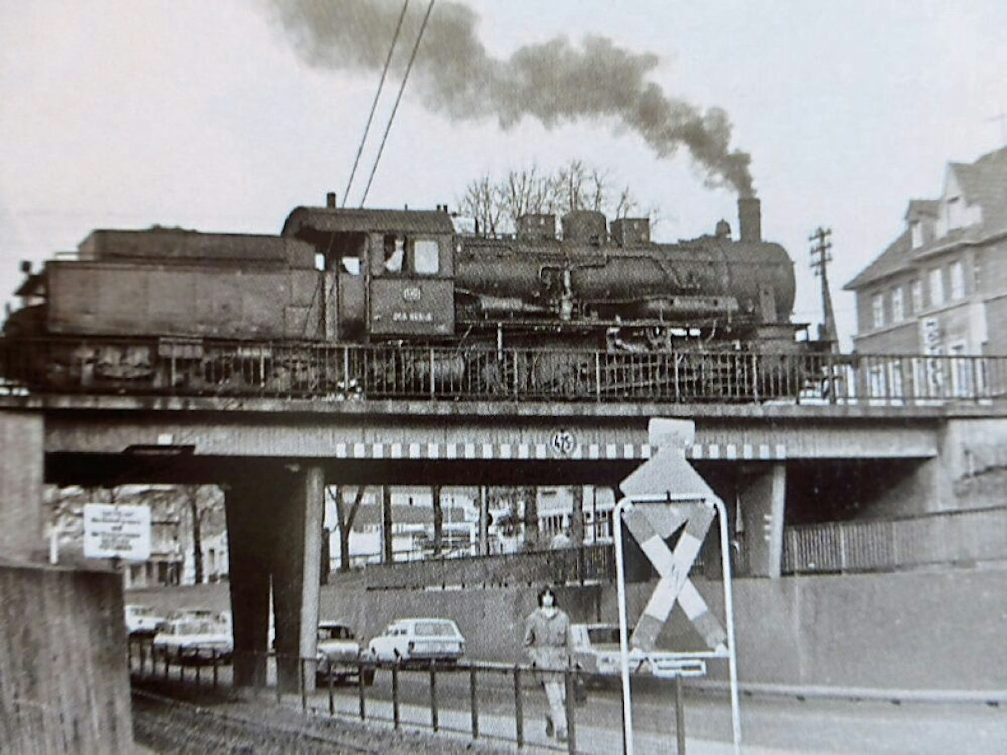 Die Lok des Luhmer Grietche auf der heute noch existierenden Überführung über die Bonner Straße nahe Siegburger Bahnhof und Kreishaus.