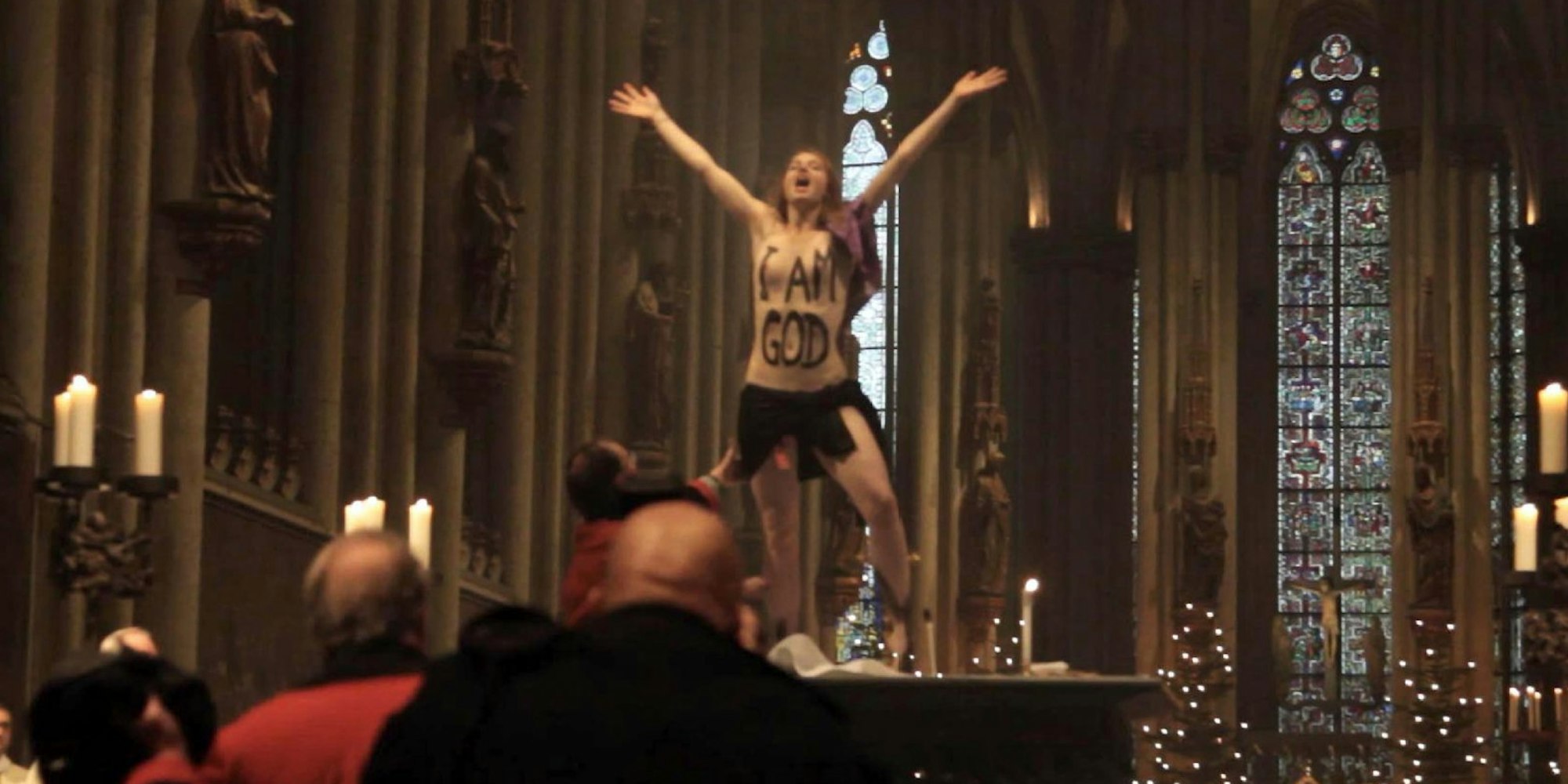 Die Femen-Aktivistin im Kölner Dom.