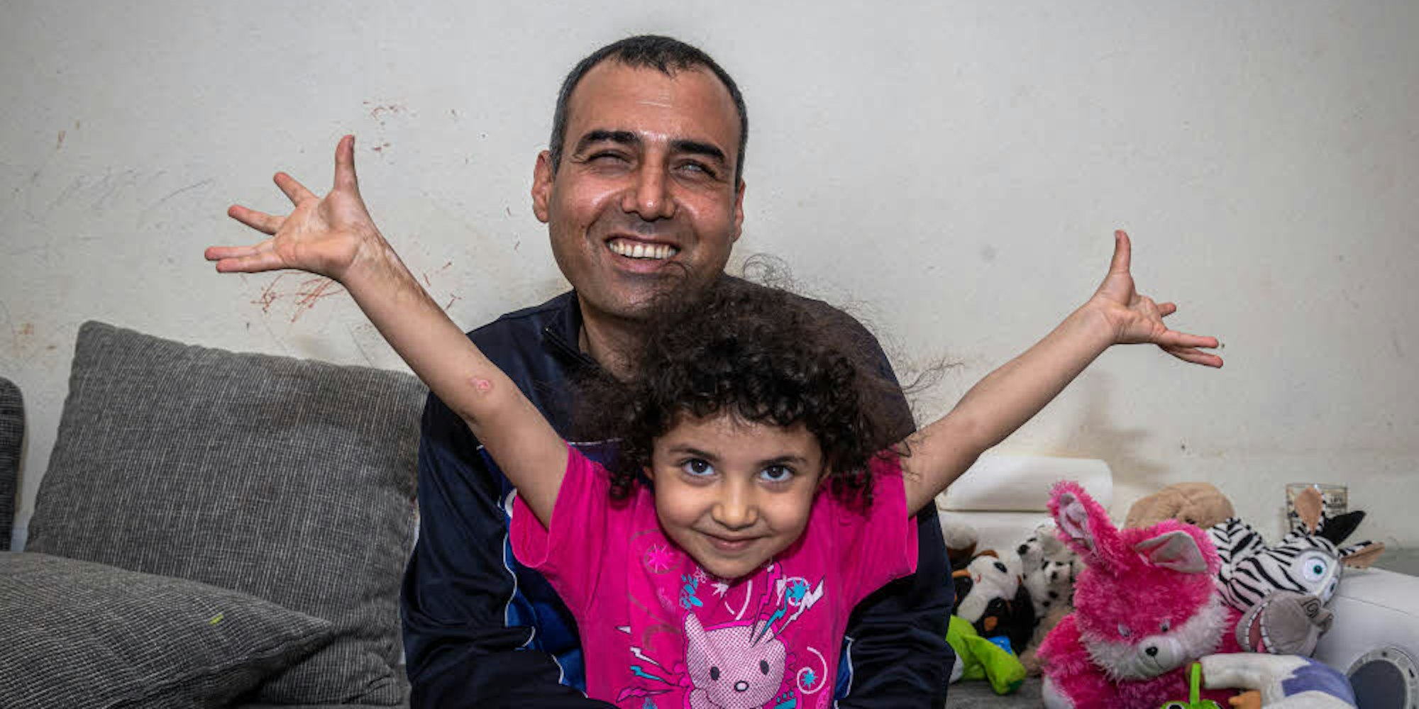 Hofft auf eine Zukunft in Deutschland: Mohamad Jolo mit seiner Tochter Silvin (4).
