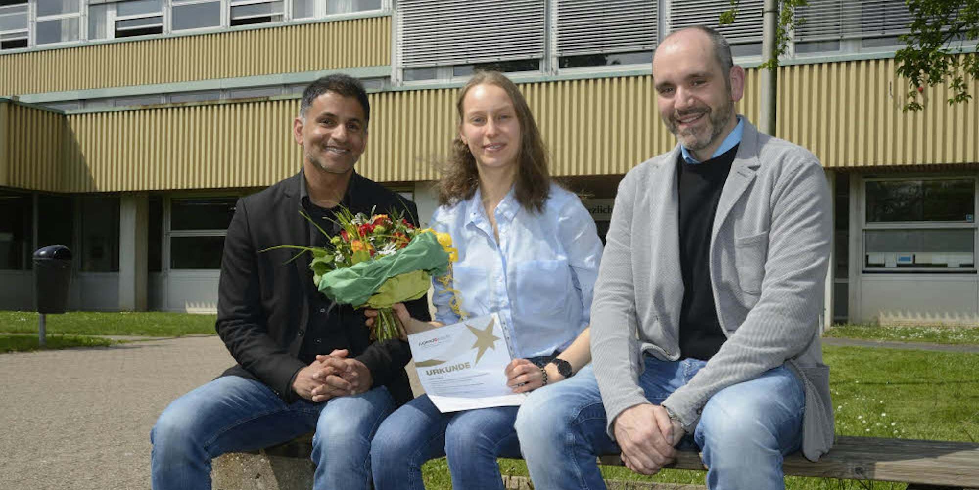 Gratulieren ihrer Schülerin Carolin Kohl: PKG-Schulleiter David Hubert (l.) und Chemielehrer Dr. Daniel Schiffbauer.
