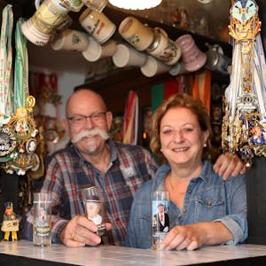 Über die Arbeit lernten sie sich kennen, im Karneval liegt ihre Leidenschaft: Bernd ist seit 50 Jahren bei den Botze, Karoline seit 22 Jahren.