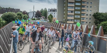 Über die Bahnhofsbrücke und durch Opladens Zentrum fuhren die Demonstrationsteilnehmer am Samstag.