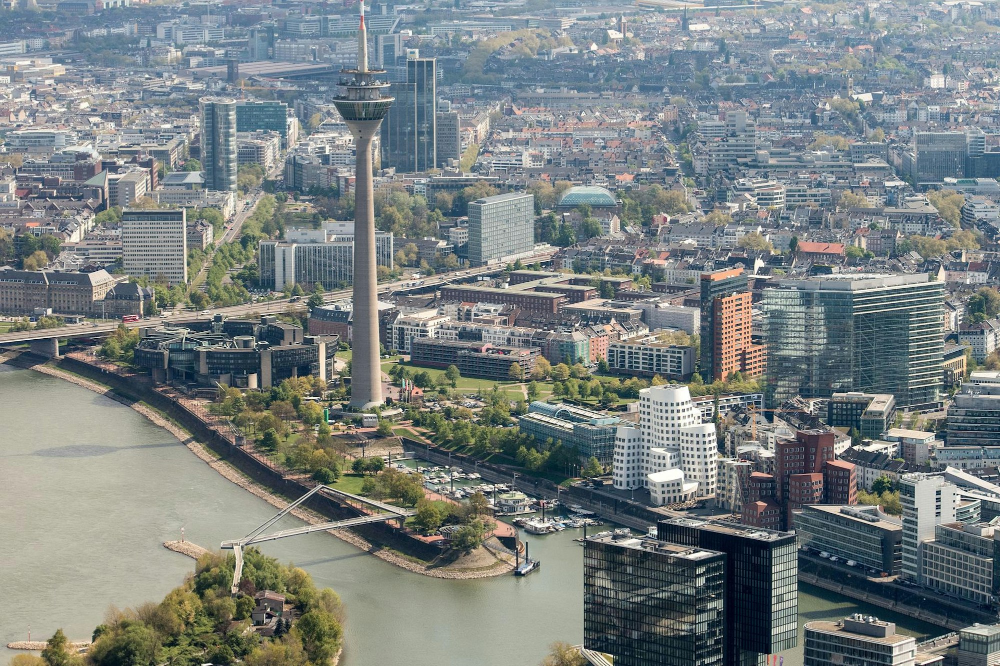 Die Düsseldorfer Rheinpromenade mit Landtag und Fernsehturm