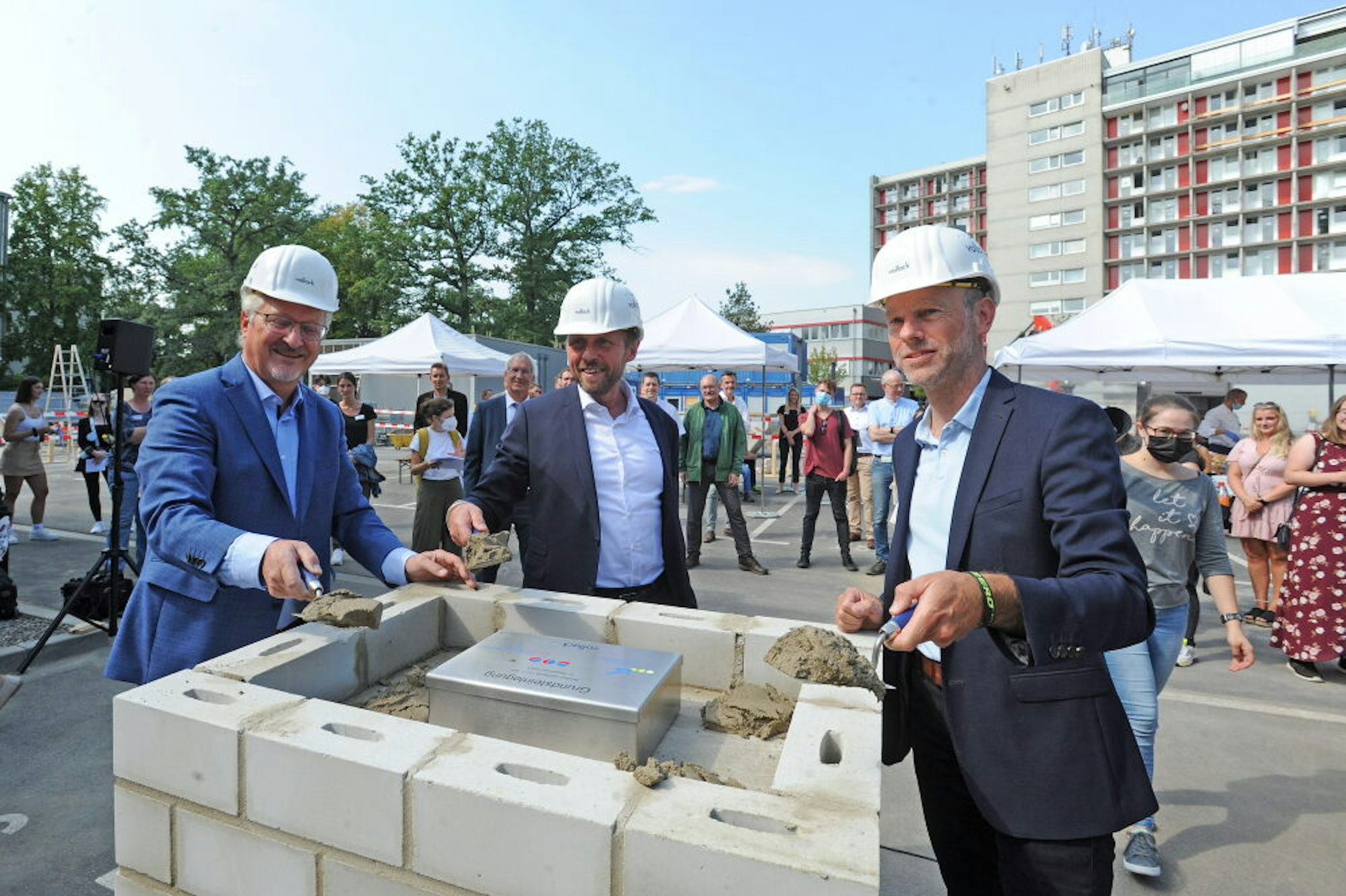 Geschäftsführer Hans-Peter Zimmermann, OB Uwe Richrath und Bernd Hartmann (v.l.) von der Baufirma Vollack