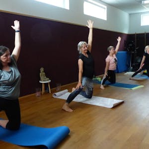 Eine Benefiz-Yogastunde mit Janine Burghof-Dahl (2.v.l.) fand zugunsten der Flutopfer statt.