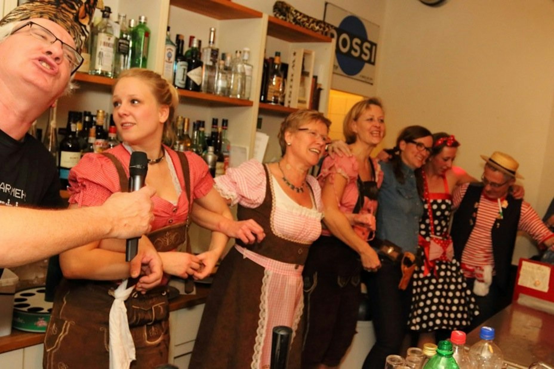 Einmal am Abend wird zu österreischen Klängen geschunkelt: Karneval im Essers