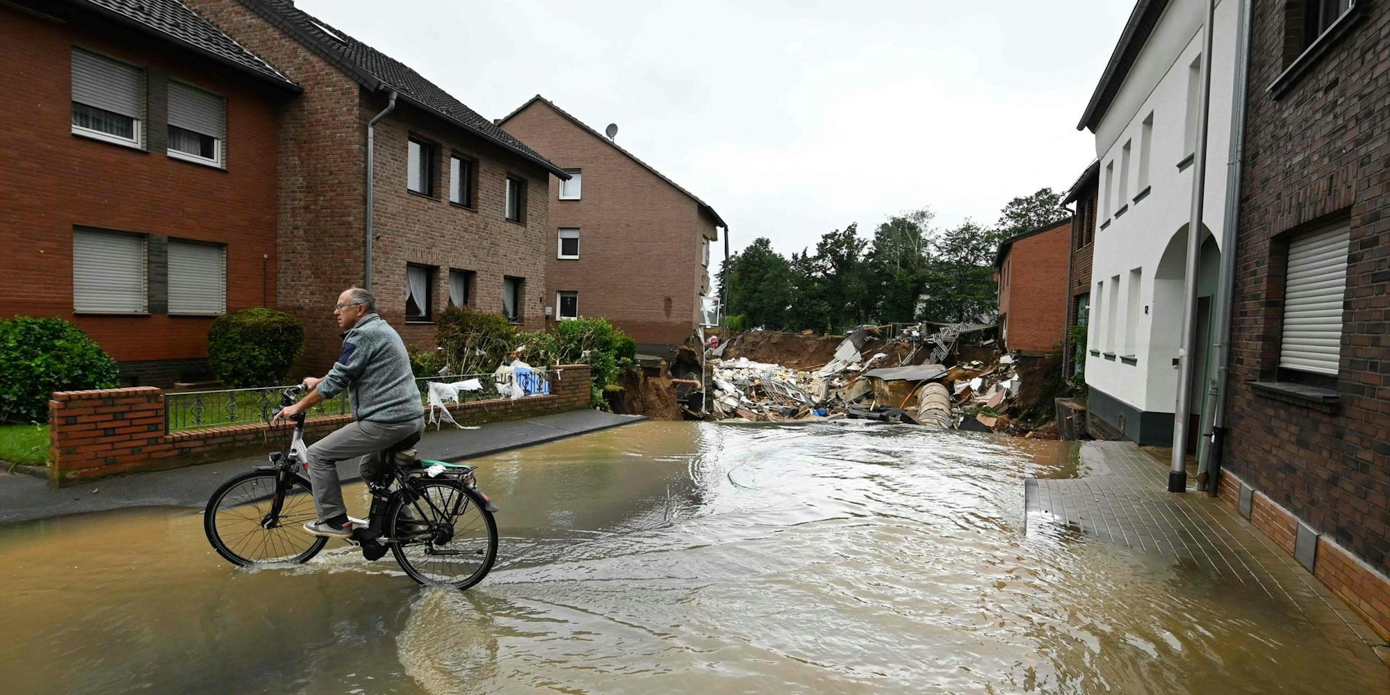 überflutetes Gebiet mit Radfahrer Erftstadt