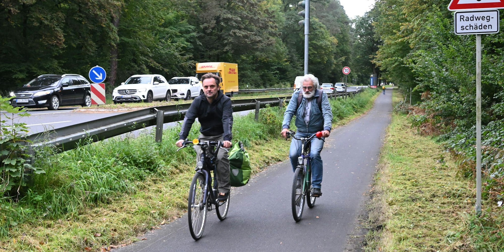 Johannes Thies (links) und Johannes Schweinem fordern, den häufig befahrenen Radweg zu sanieren.