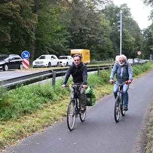 Johannes Thies (links) und Johannes Schweinem fordern, den häufig befahrenen Radweg zu sanieren.