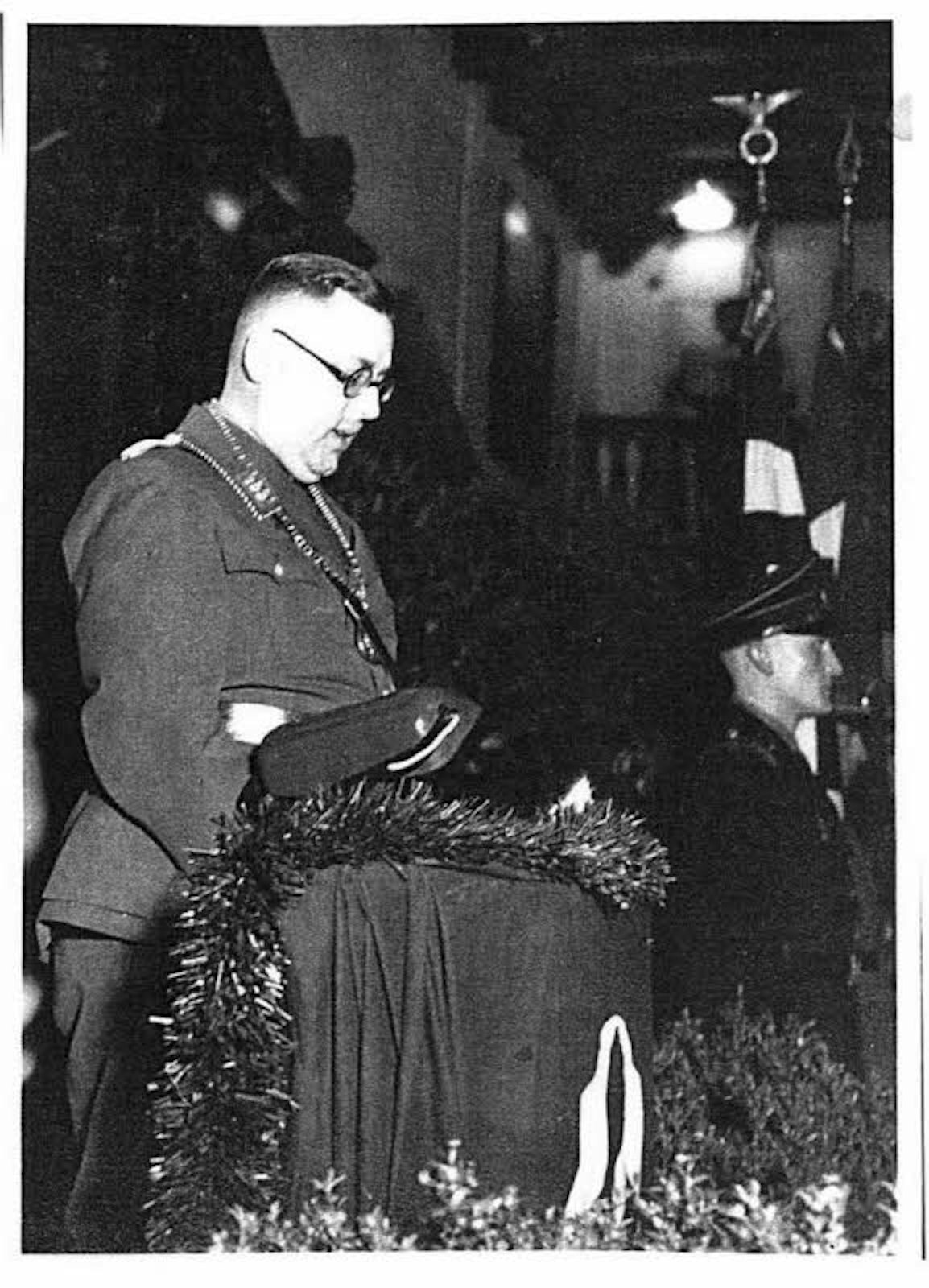 Grimm bei der Amtseinführung in Thüringen, offensichtlich in SA-Uniform am 1. April 1936.
