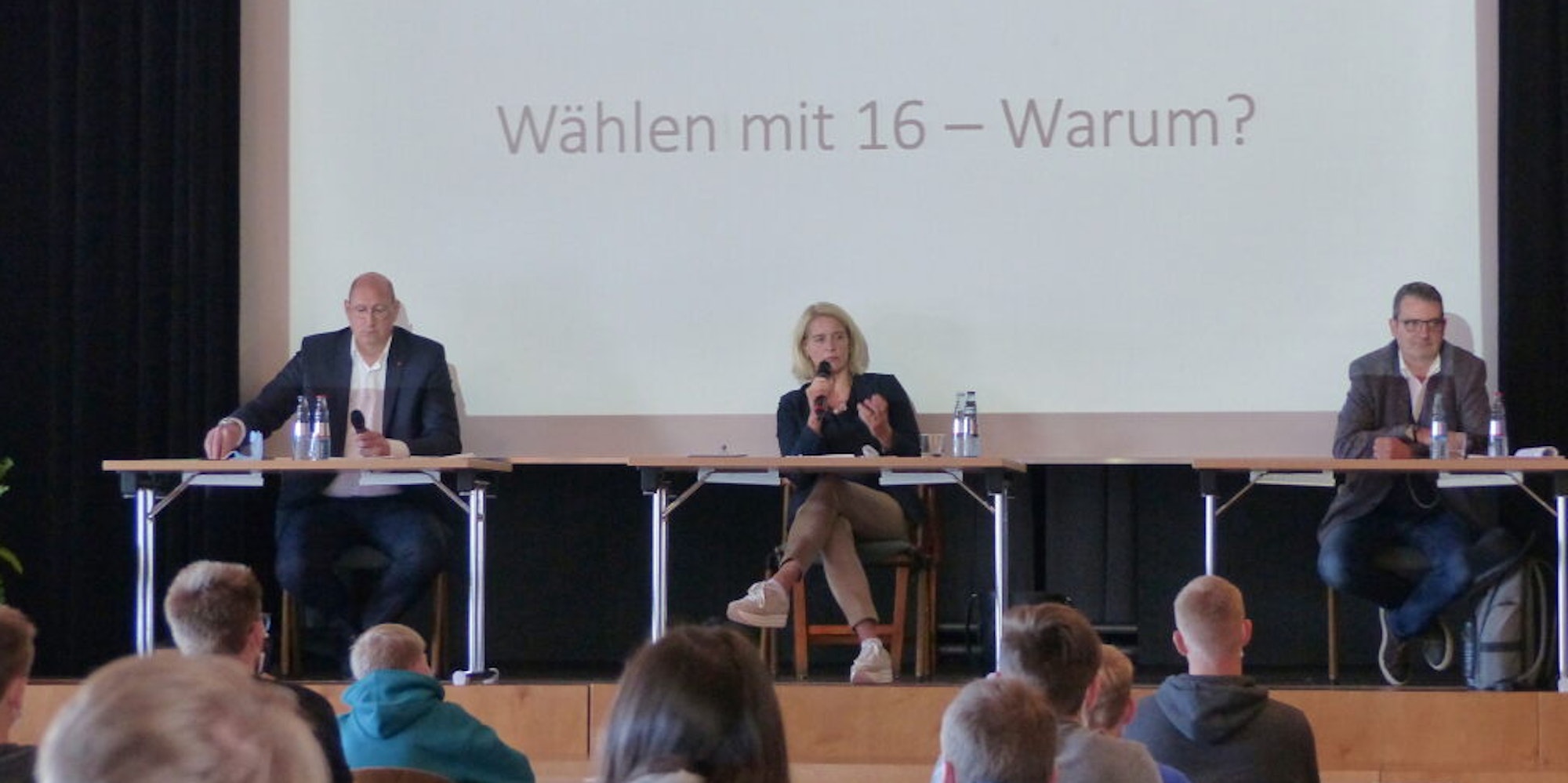 Die drei Bürgermeisterkandidaten Stefan Liedholz, Anne Loth und Frank-Michael Müller (v.l.) standen den Schülern des St. Angela-Gymnasiums Rede und Antwort.