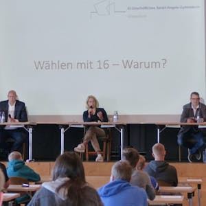 Die drei Bürgermeisterkandidaten Stefan Liedholz, Anne Loth und Frank-Michael Müller (v.l.) standen den Schülern des St. Angela-Gymnasiums Rede und Antwort.