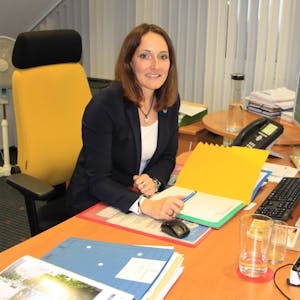 Bürgermeisterin Nicole Sander an ihrem Schreibtisch im Rathaus in Neunkirchen.