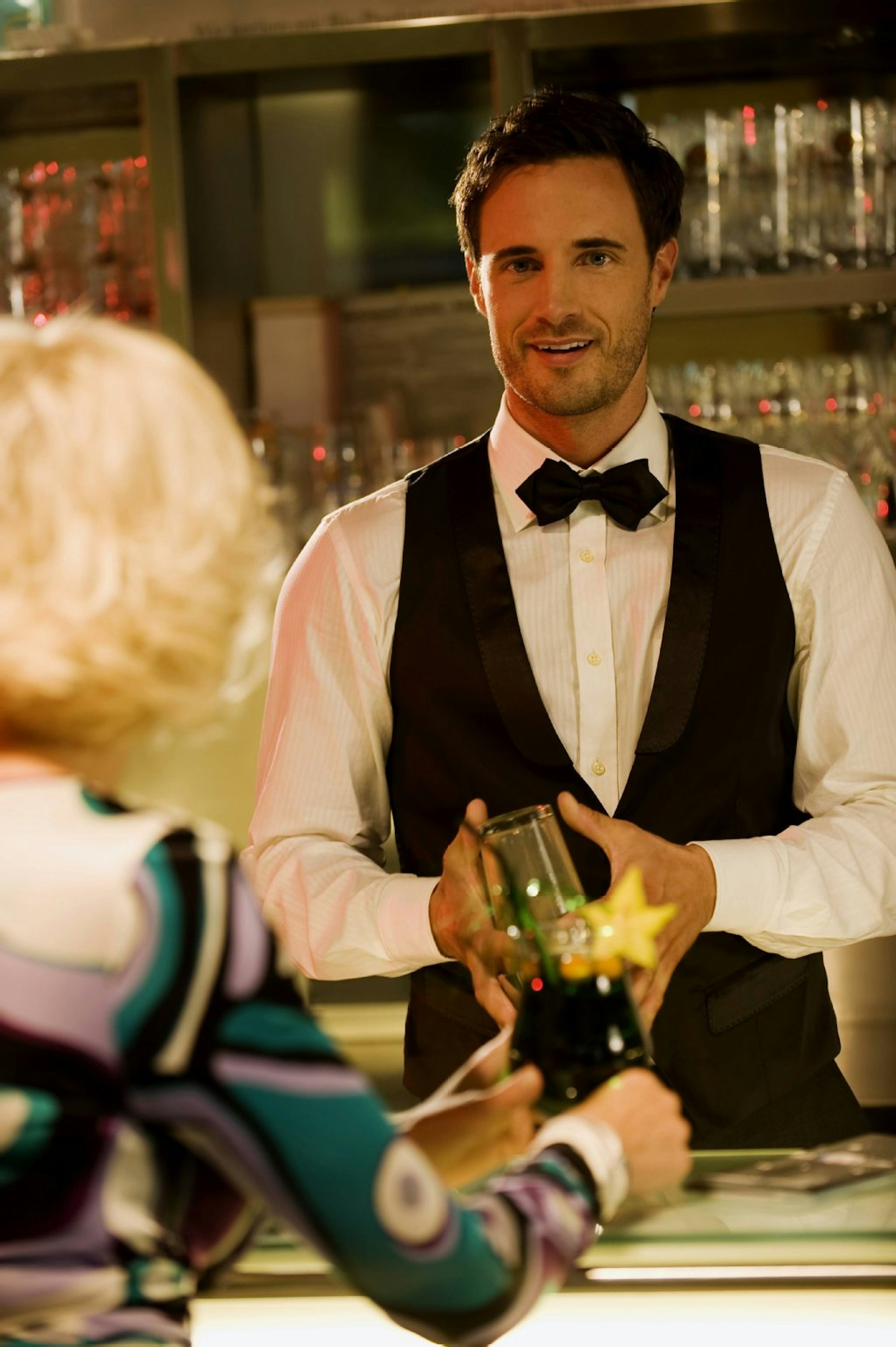 Barkeeper kennen ihre Gäste gut und können beim Kontakteknüpfen helfen.