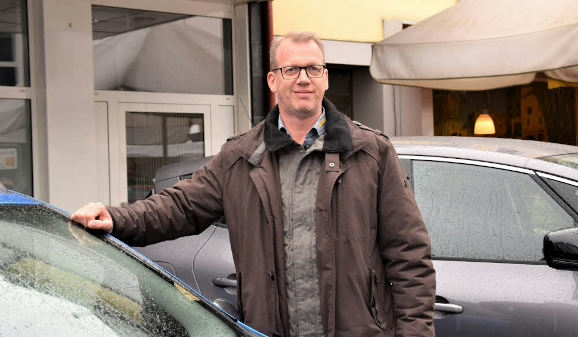 Tim Barthel, der Inhaber des Brühler Autohauses Barthel, kam gern mit Besuchern der Schau „Mobiles Brühl“ ins Gespräch.
