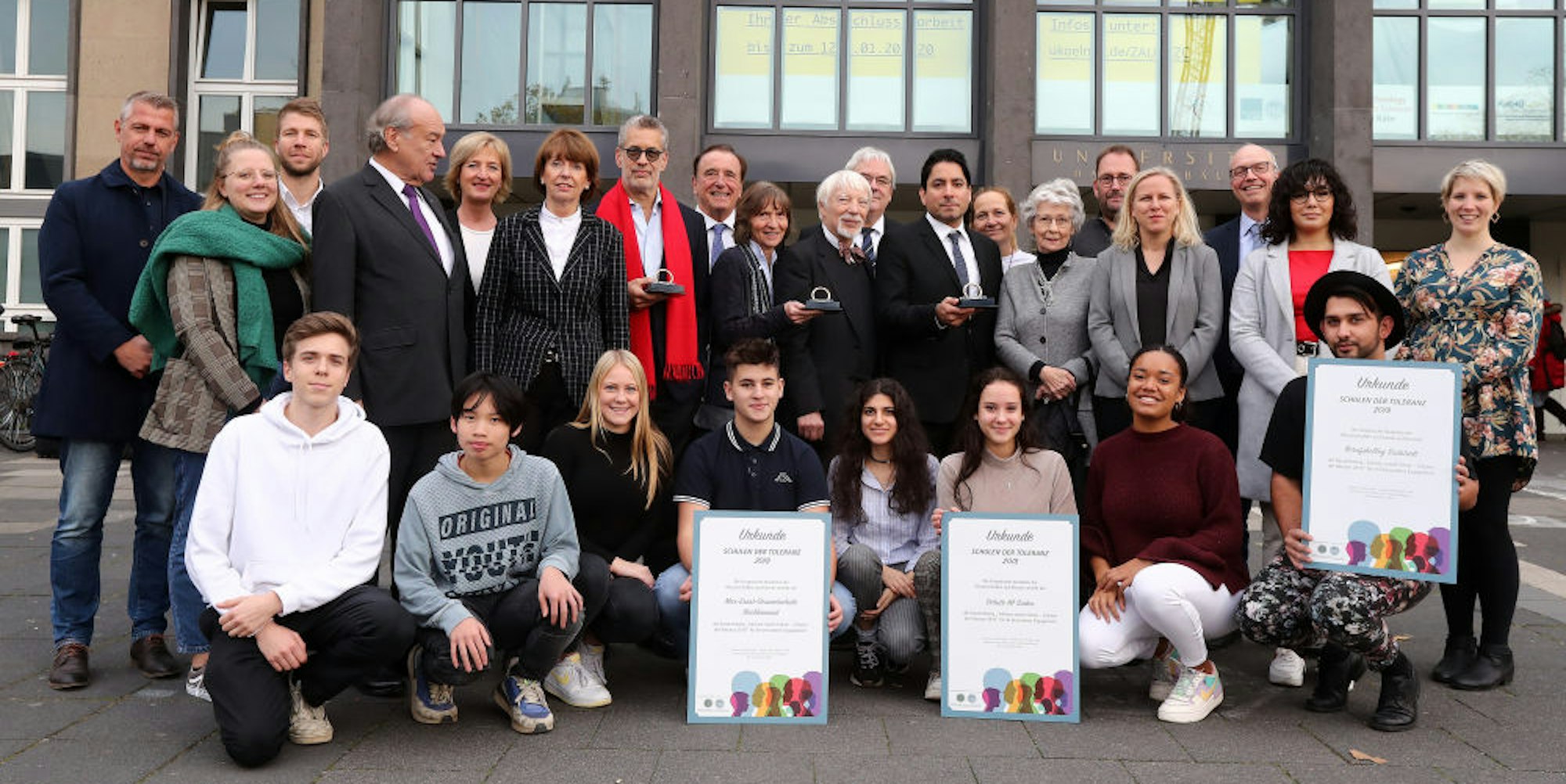 Preisträger vor der Universität: Neben Oberbürgermeisterin Henriette Reker stehen Richard C. Schneider, Jan und Aleida Assmann und Mouhanad Khorchide