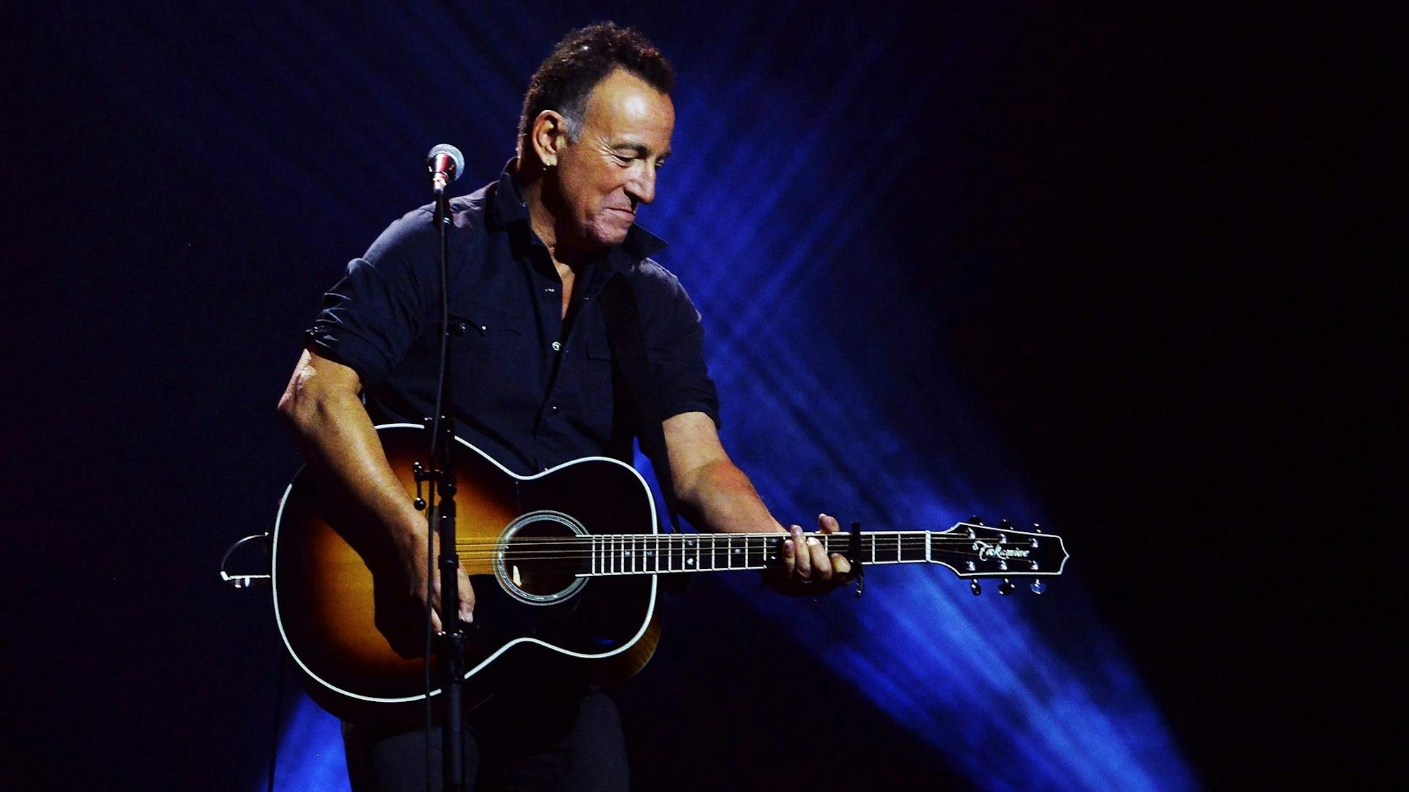 Bruce Springsteen bei einem Auftritt mit Gitarre.
