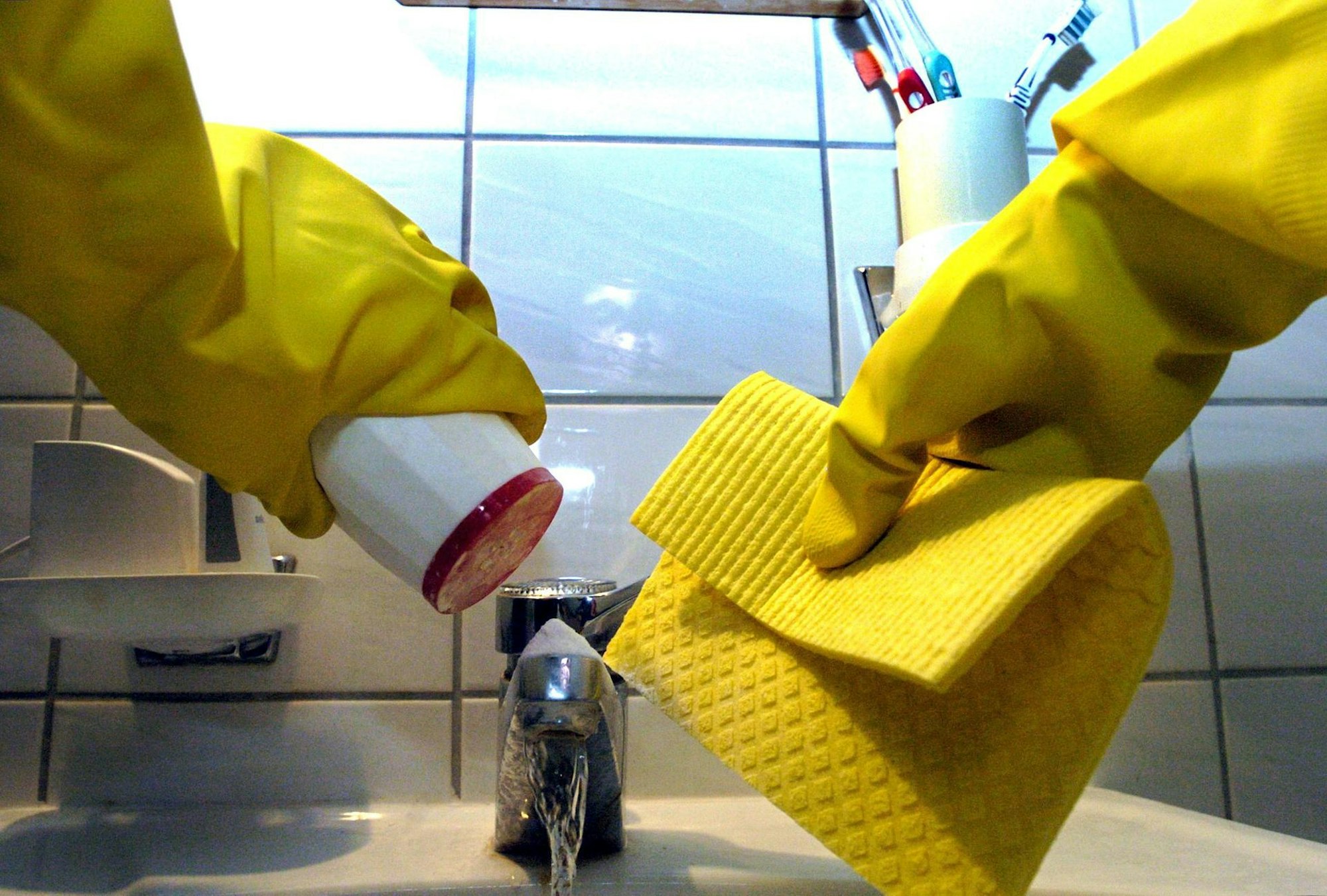 Putzfrau Haushaltshilfe Waschbecken Handschuhe Lappen Reinigung