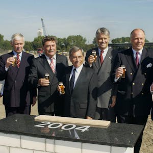 Grundsteinlegung 2004: v.l. OB Schramma, Messechef Jochen Witt (3.v.l.) daneben Matthias Graf Krockow sowie Josef Esch 