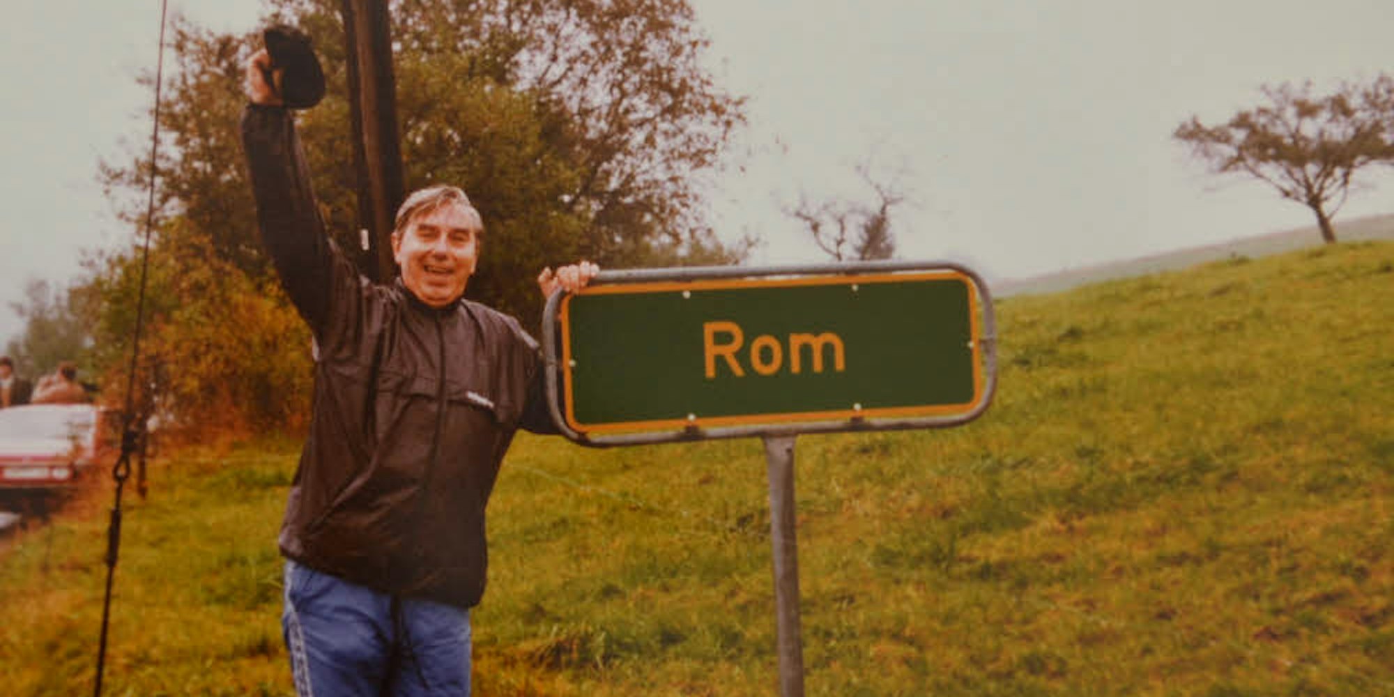 Rom gefunden: Kurt Brumme, damals Sportchef beim WDR, steht jubelnd am Schild der Ortschaft in der Gemeinde Morsbach.