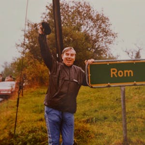 Rom gefunden: Kurt Brumme, damals Sportchef beim WDR, steht jubelnd am Schild der Ortschaft in der Gemeinde Morsbach.