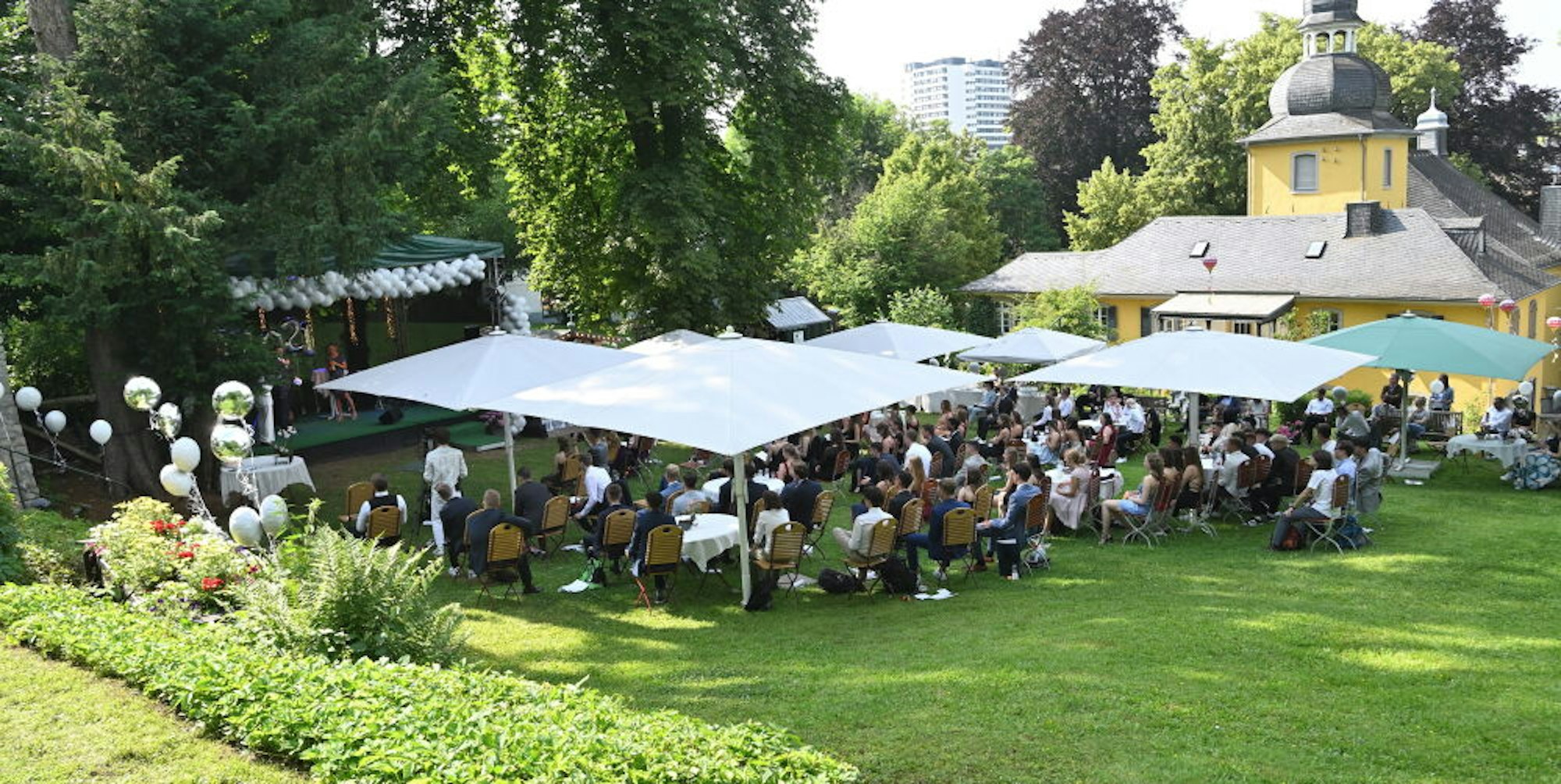 Schüler und Lehrer des NCG trafen sich zur Zeugnisübergabe im Garten der Gnadenkirche.