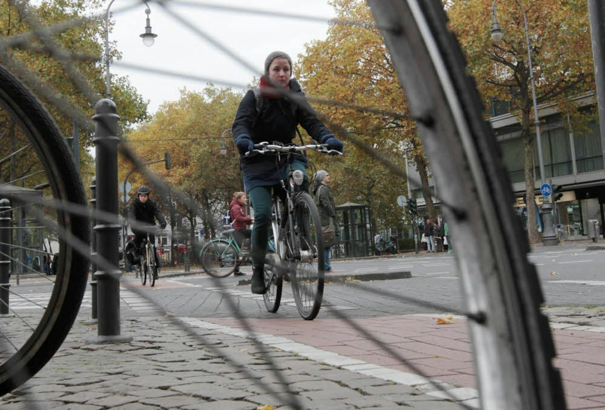 Radler im Stadtzentrum. Wenn mehr Menschen das Fahrrad nutzen würden, könnte das das die gesamte Verkehrssituation entspannen.