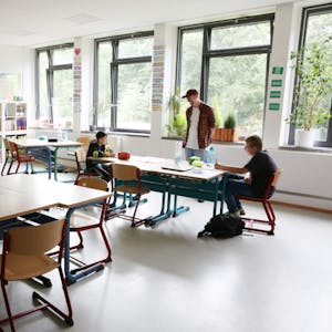 In der Notbetreuung gilt: Abstand halten. Die Schüler sitzen verteilt im Raum, ein Betreuer der Rheinflanke unterstützt sie bei den Aufgaben.