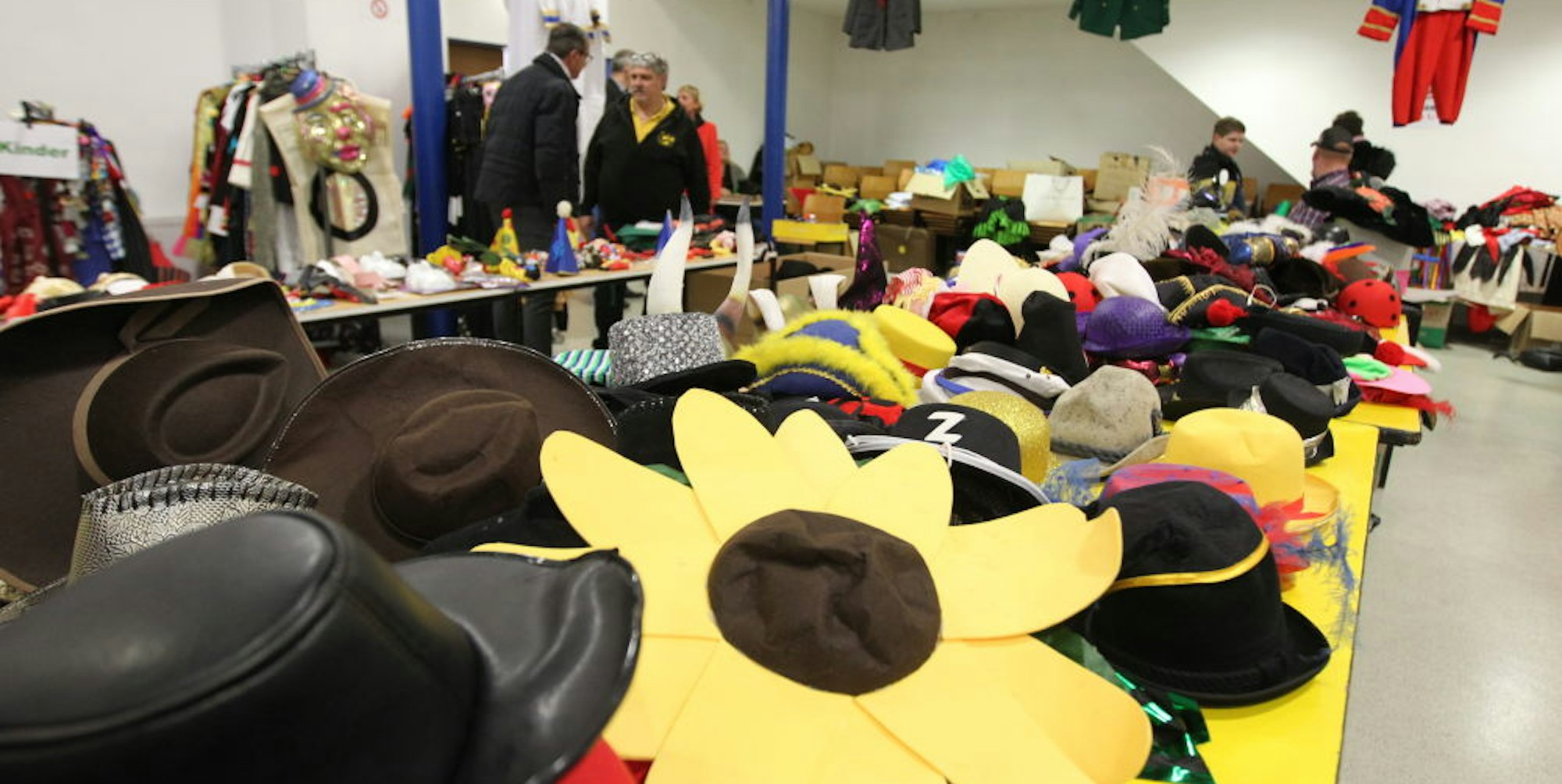 Eine große Auswahl an Kopfbedeckungen wartete beim Karnevalsbasar auf die Besucher.