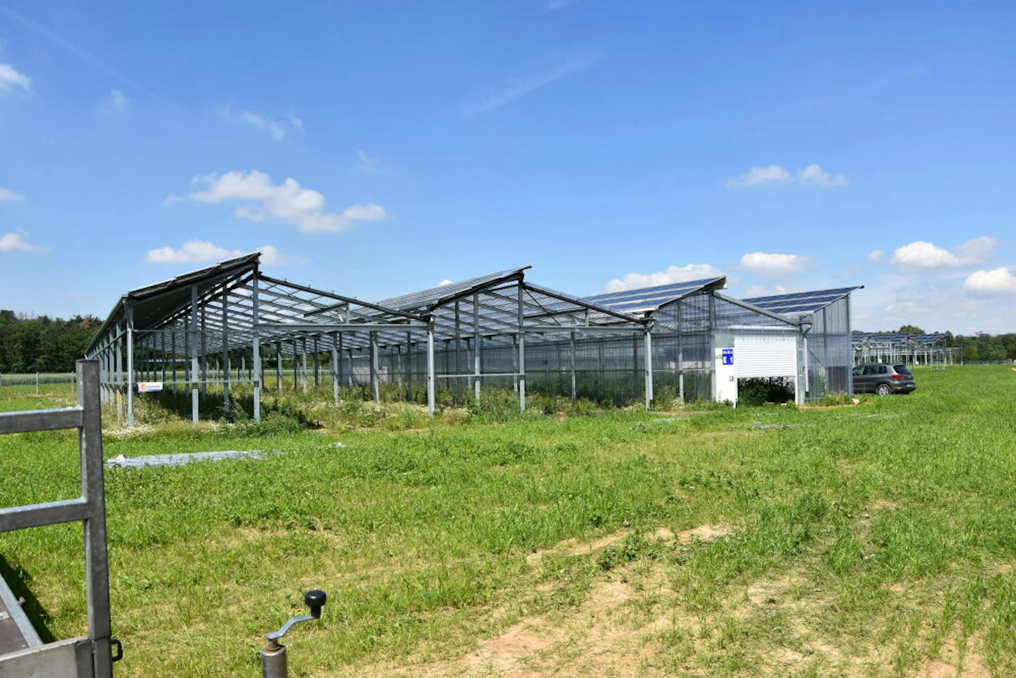 Eine Agro-Photovoltaikanlage, unter der Landwirtschaft betrieben werden kann, ist erste Vorbotin der neuen Nutzung des Dorfs.
