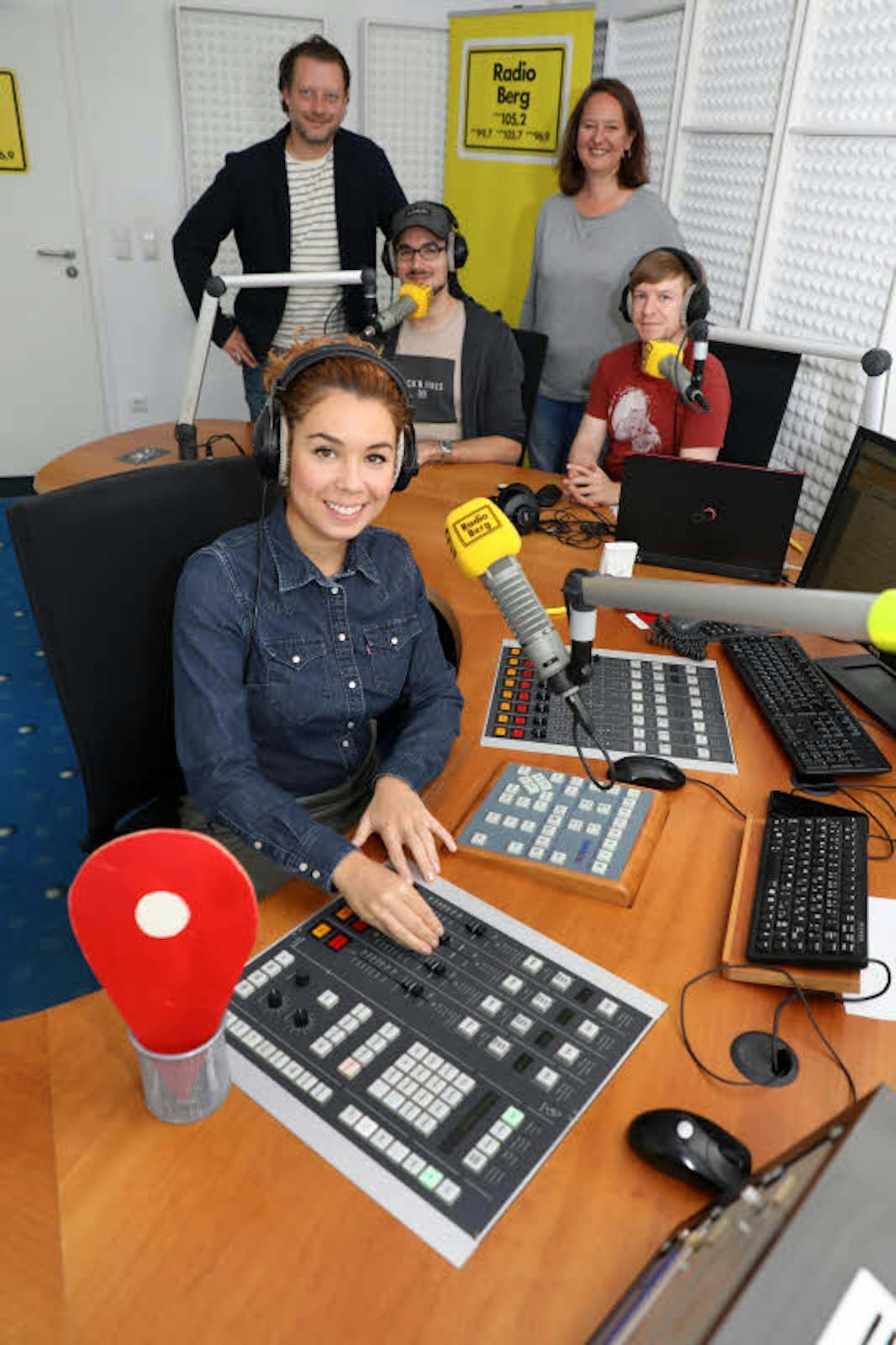 Im Radio-Berg-Studio: Sandra Samper (vorne) und (hinten, v.l.) Basti Wirtz, Sebastian Poullie, Wiebke Breuckmann und Sascha Wandhöfer.