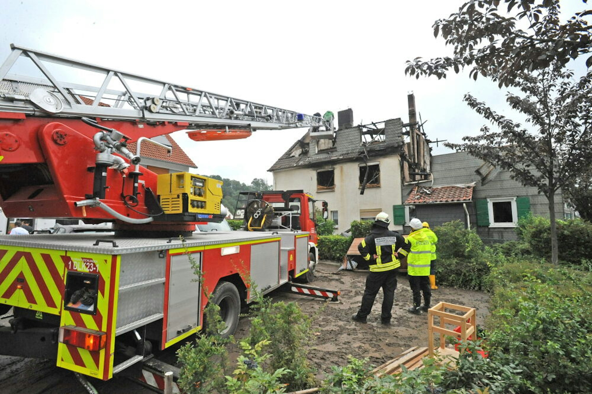 Feuerwehr und Polizei setzten am Freitag gemeinsam die Suche nach einem Bewohner des abgebrannten Hauses an der Neukirchener Straße fort.